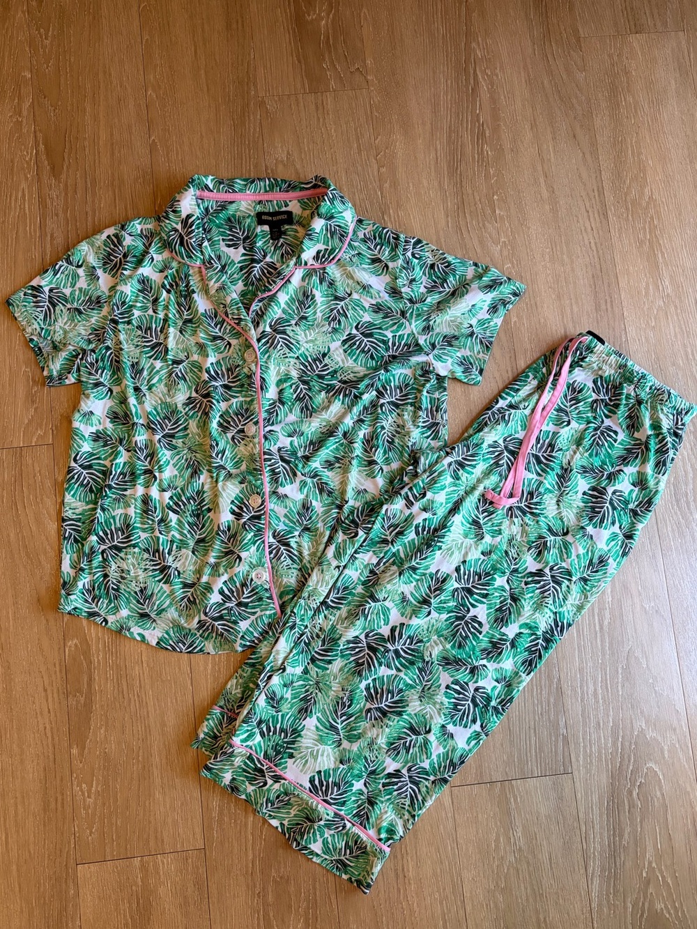 Tropical Green Leaf-Print Short-Sleeve & Capris Pajama Set